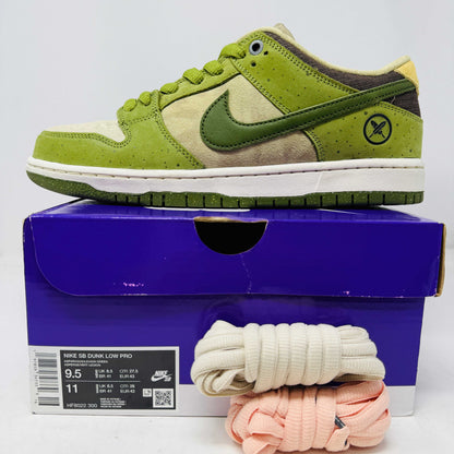 Nike SB Dunk Low Yuto Horigome Matcha sneaker in green and beige on purple box with extra laces