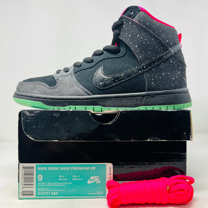 Nike SB Dunk High Premier Northern Lights sneaker with black and grey upper, green sole, pink lining, extra pink laces, and original box from 2014