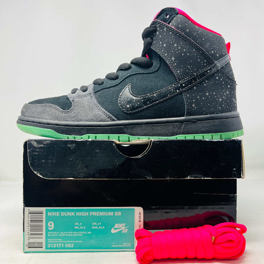Nike SB Dunk High Premier Northern Lights sneaker with black and grey upper, green sole, pink lining, extra pink laces, and original box from 2014