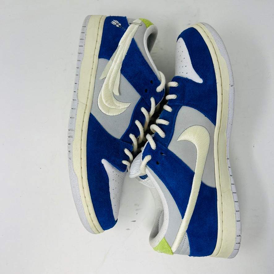 Showcased against a simple backdrop, the Nike SB Dunk Low Pro Fly Streetwear Gardenia 2023 sneakers come in blue and grey with white laces and a bold swoosh. Available in size 11, they offer an ideal mix of style and comfort.