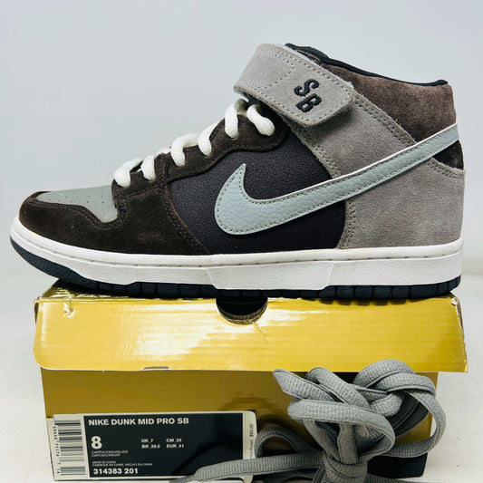 Nike SB Dunk Mid Cappuccino Silver sneaker side view on yellow box with extra gray laces, suede and leather upper, 2009 model