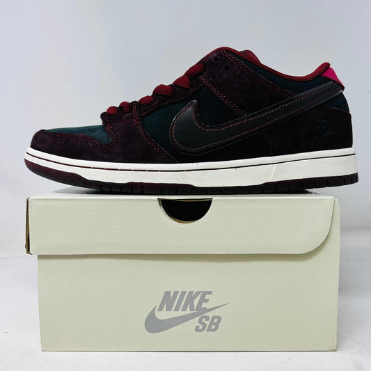 Nike SB Dunk Low Riot Skateshop sneakers brand new with extra laces, 2025 release.